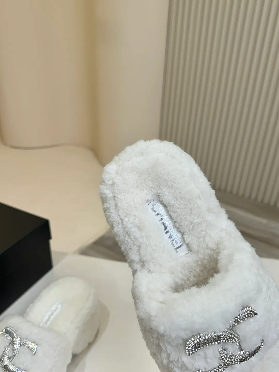 👟👟Ex-factory price 480👟👟 Chanel CHANEL thick-soled fur flip flops｜Finally waited for this pair of celebrity show style same style🧚♀️ The upper is covered with soft and waxy lamb wool, with classic double C diamond buckle👟👟The texture is full of texture. As soon as you put it on, your sense of luxury will instantly soar. The inner lamb wool fabric is as comfortable as stepping on clouds☁️ Thickened rubber soles, 8cm at the heel, 6.5cm at the forefoot, with raised bars, easy to wear with long legs~ The wedge heel design is super easy to walk, lazy and fashionable. It is very elegant for daily outings and date wear. It is a must-have and versatile artifact for this autumn and winter, waiting for you~ #chanel slippers #Celebrity Style #Advanced Wearing Fabric: Lamb 🐑 Wool Lining: Lamb 🐑 Wool Feet: lamb 🐑 hair Outsole: wear-resistant and non-slip rubber outsole Size: 35–40
